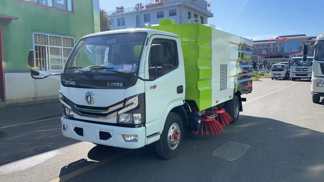 東風多利卡     5方    掃路車